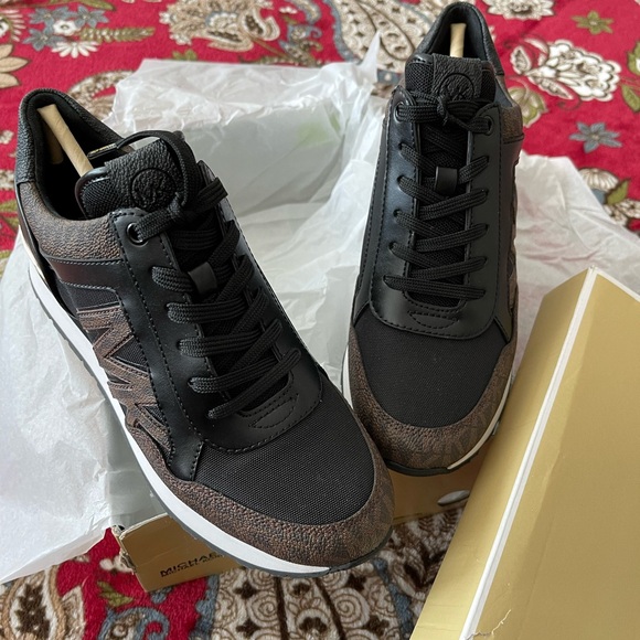 Michael Kors Maddy Size 7 Trainer MK Signature Brown/Black Model 49F1MAFS1B NIB - Picture 2 of 9